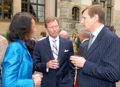 Le Grand-Duc en compagnie de M. Charles-Antoine de Theux, gérant de Villeroy et Boch, et de Mme de Theux. (Photo: Palais grand-ducal/Carlo Hommel)