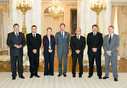 Le Grand-Duc entouré des récipiendaires de décorations appartenant au personnel de la Cour grand-ducale
