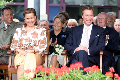 Le Grand-Duc et la Grand-Duchesse à Ettelbruck: l’ambiance est détendue. (Photo: SIP/Charles Caratini)
