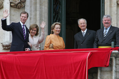 Salutations au balcon de l'Hôtel de ville de Bruxelles