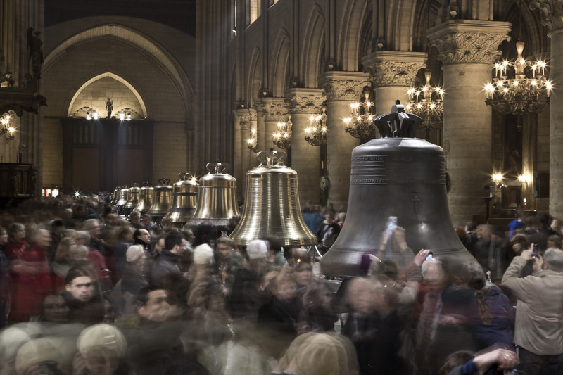 02-les nouvelles cloches dans la nef de Notre-Dame - cr+¬dit Vincent M. - NDP2013