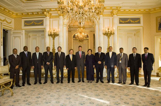 S.A.R. le Grand-Duc entouré (à sa droite) du président de la banque Centrale de Luxembourg, Yves Mersch ainsi que des gouverneurs et vice-gouverneurs membres de l’Islamic Financial Services Board (IFSB).