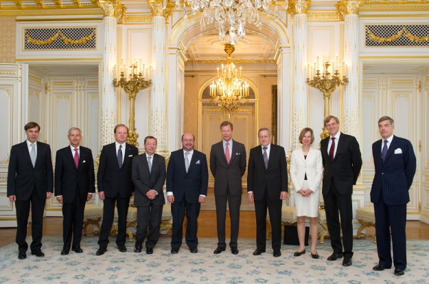 S.A.R. le Grand-Duc entouré (à sa droite) du président de la banque Centrale de Luxembourg, Yves Mersch ainsi que des gouverneurs et vice-gouverneurs membres de l’Islamic Financial Services Board (IFSB)