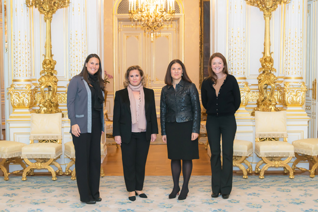S.A.R. la Grande-Duchesse entourée de Mesdames Mary Ellen Iskenderian, Madelaine Bear et Carola Saba