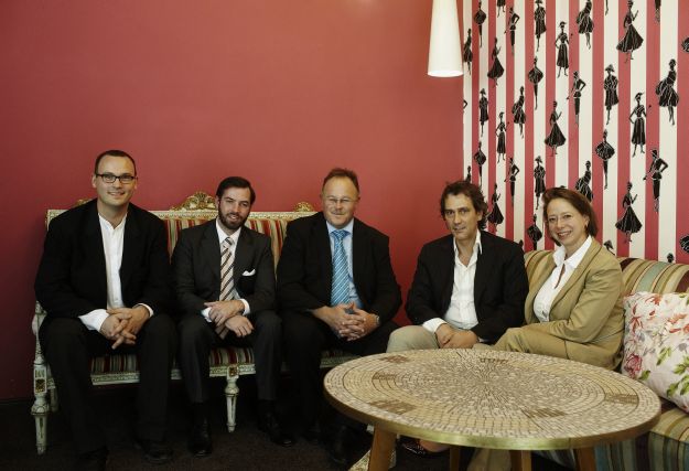 S.A.R. le Grand-Duc héritier entouré de (g. à dr.) Dominik Daustert du Café Fair-Trade PerfectDay à Wiesbaden; du Ministre délégué à l’Economie solidaire, Romain Schneider; de Hans Reitz du Grameen Creative Lab et du Dr Ariane König (uni.lu)