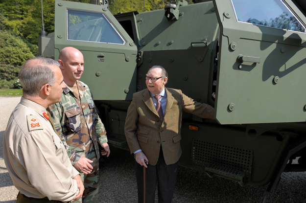 SAR le Grand-Duc Jean assiste à la présentation d’un véhicule militaire de reconnaissance à Fischbach