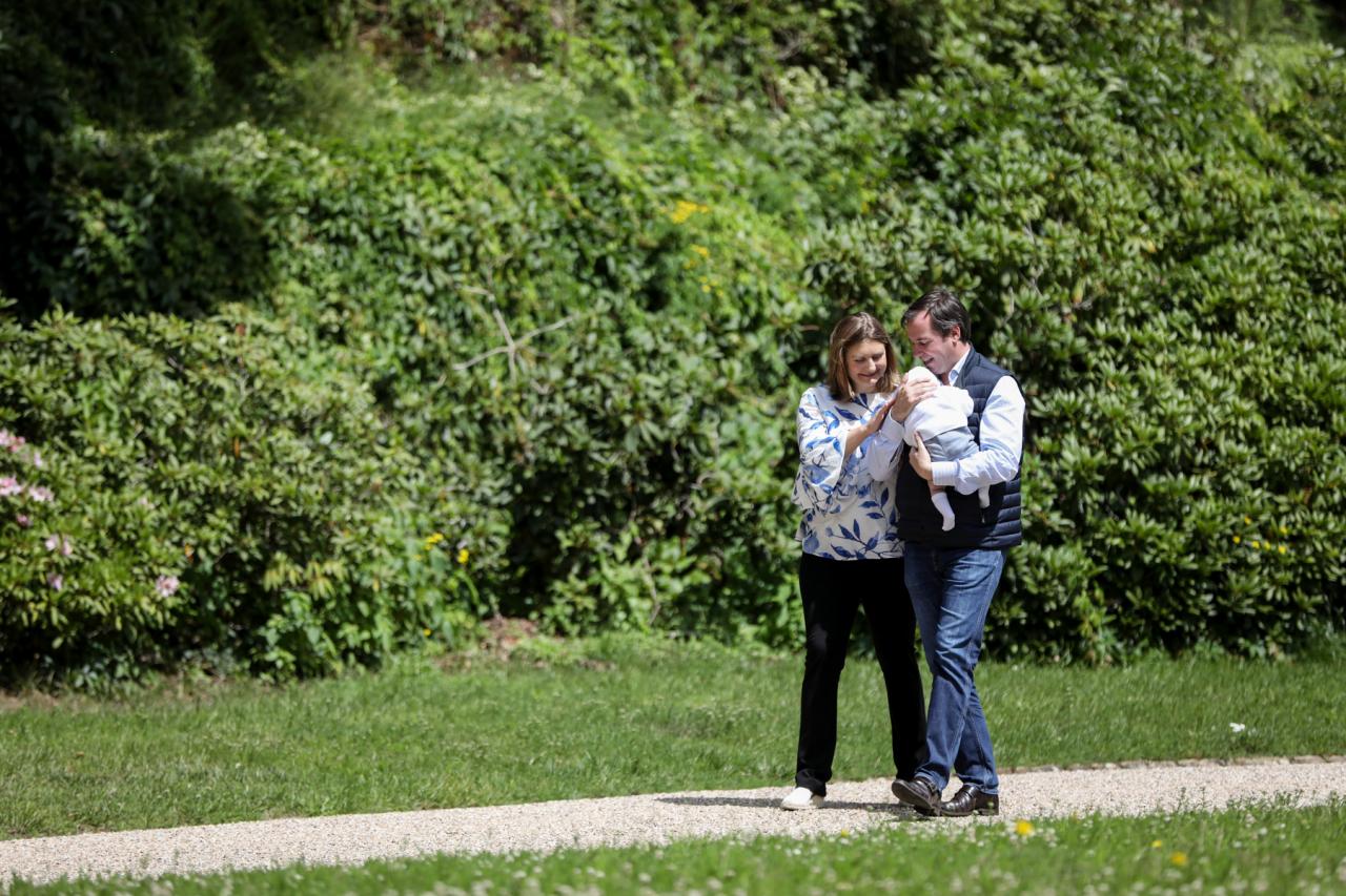 Le Couple héritier et le Prince Charles pendant une promenade