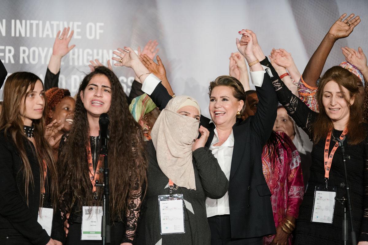 La Grande-Duchesse entourée de survivantes lors du Forum International "Stand Speak Rise Up!"