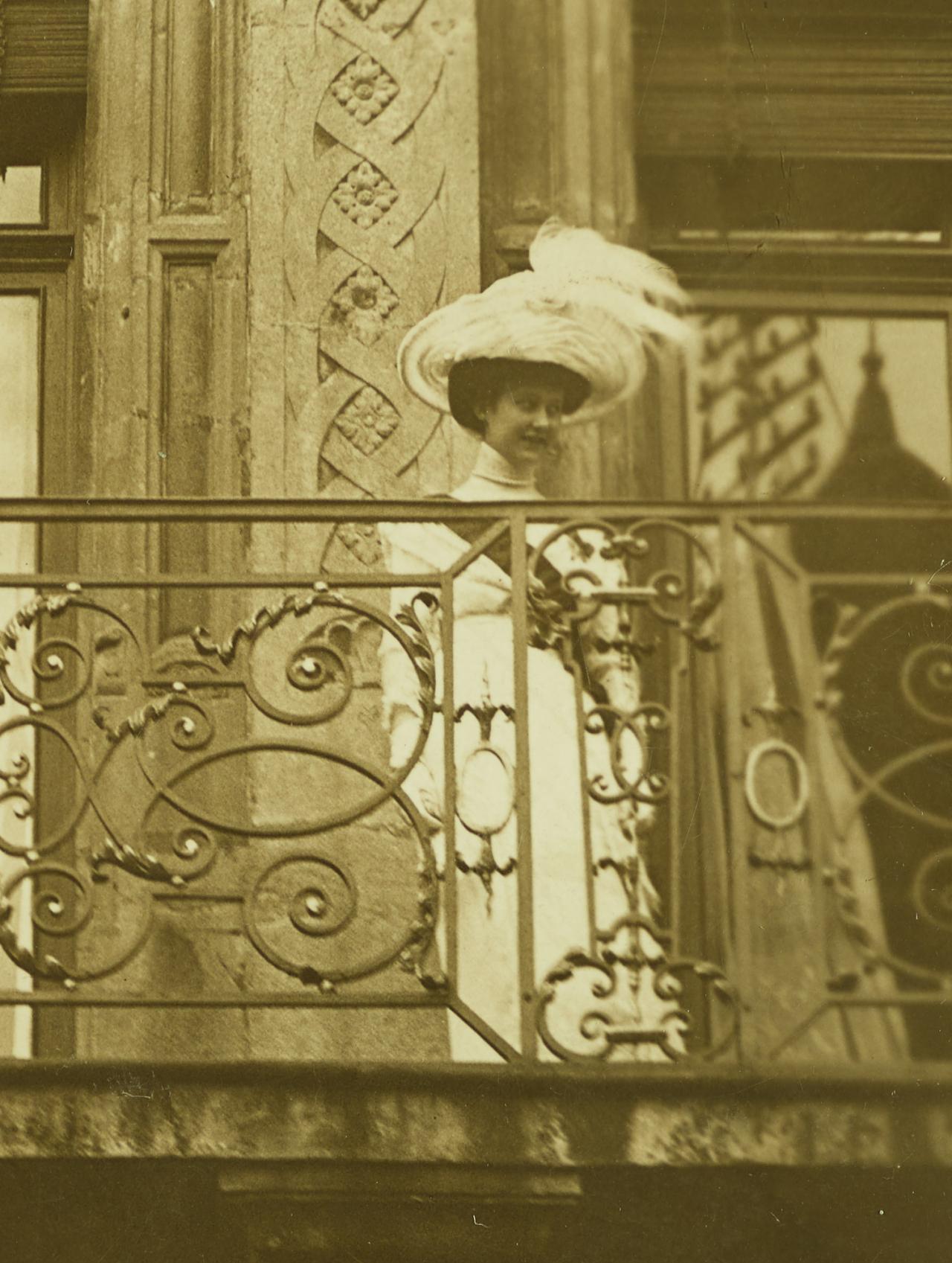 La Grande-Duchesse Marie-Adélaïde au balcon du Palais grand-ducal