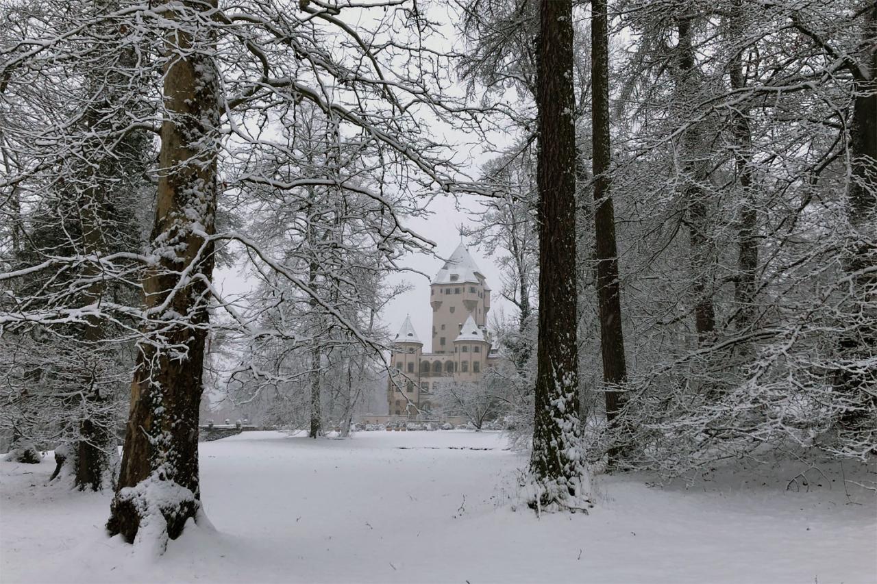 Schloss Berg unter einer Schneedecke