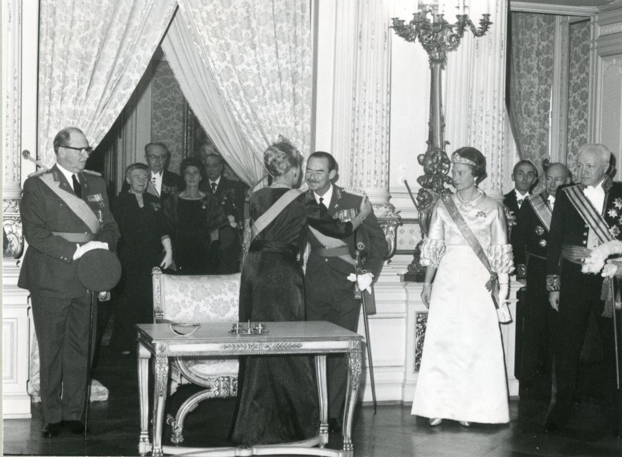 Avènement au trône de S.A.R. le Grand-Duc Jean : S.A.R. la Grande-Duchesse Charlotte signe l'acte d'abdication