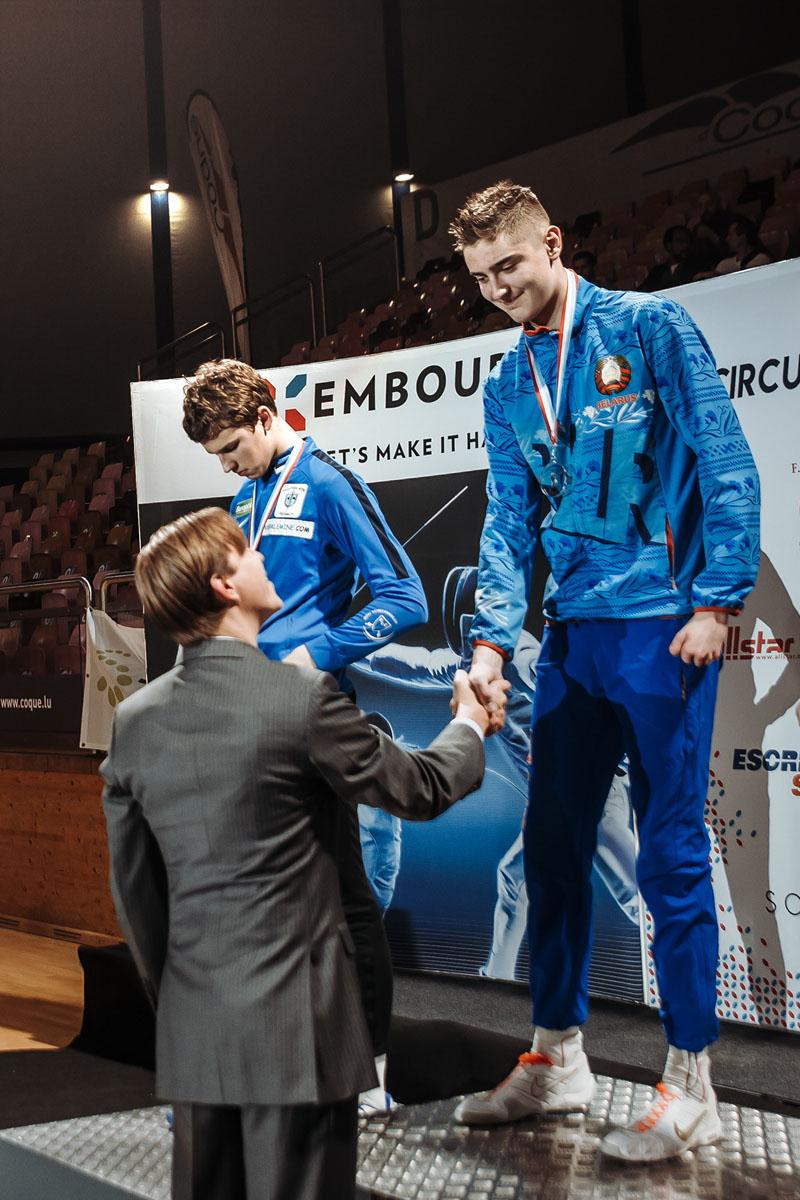 Remise de médailles aux vainqueurs du tournoi d'escrime