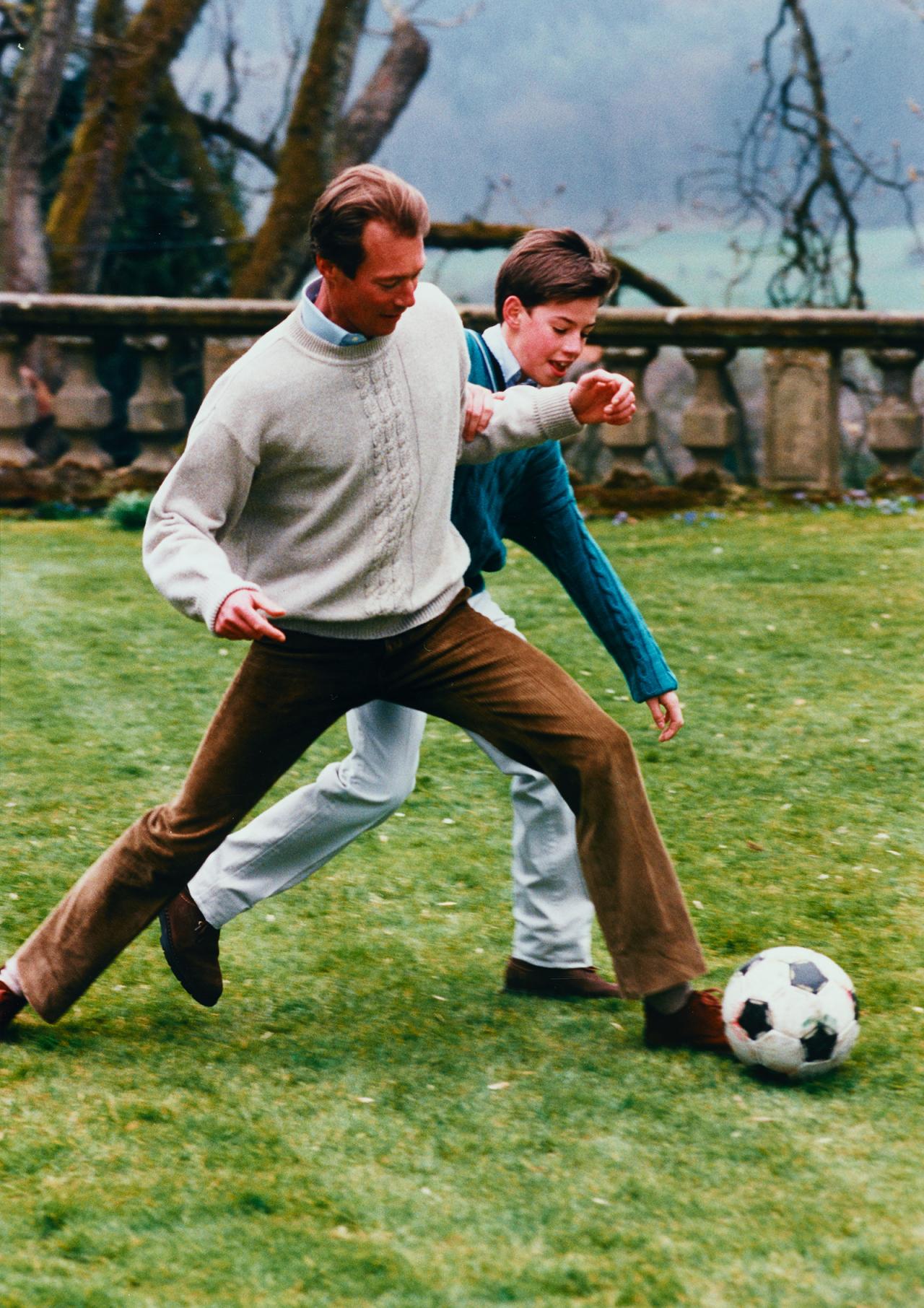Le Prince Henri et le Prince Guillaume jouent au football