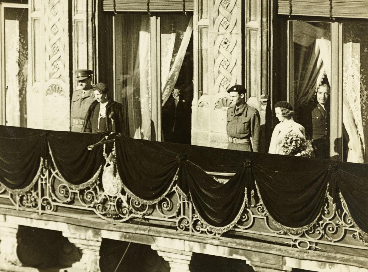 La Famille grand-ducale salue la foule du balcon du Palais en avril 1945
