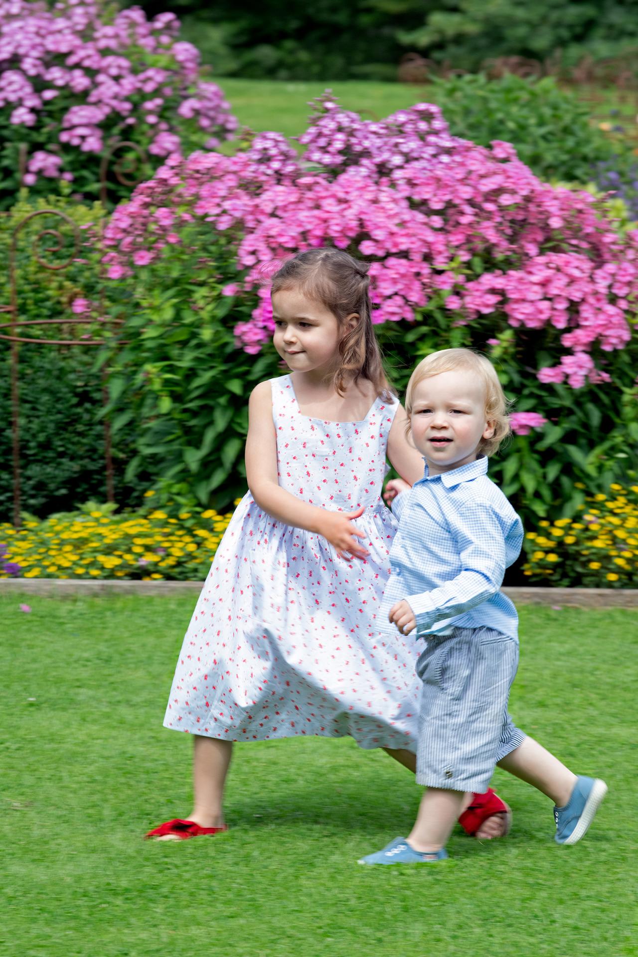 Prinzessin Amalia und Prinz Liam spielen im Garten von Schloss Berg