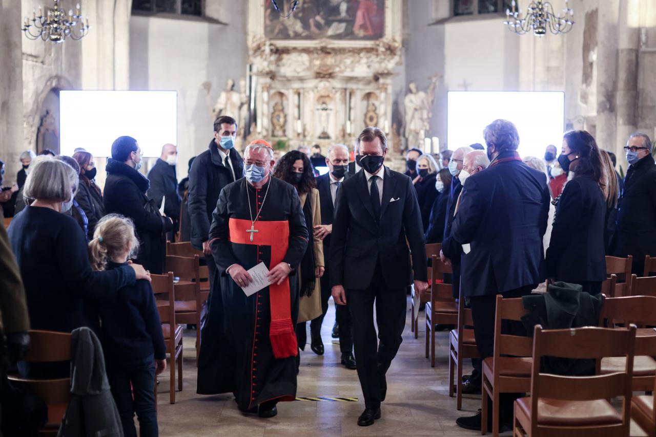 Le Grand-Duc et Monseigneur le Cardinal Jean-Claude Hollerich quittent l'église