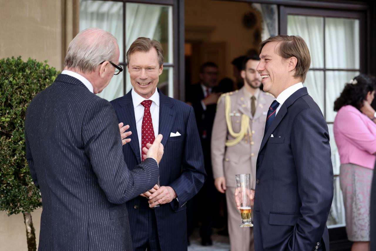 Le Prince Louis et le Grand-Duc échangent avec un invité