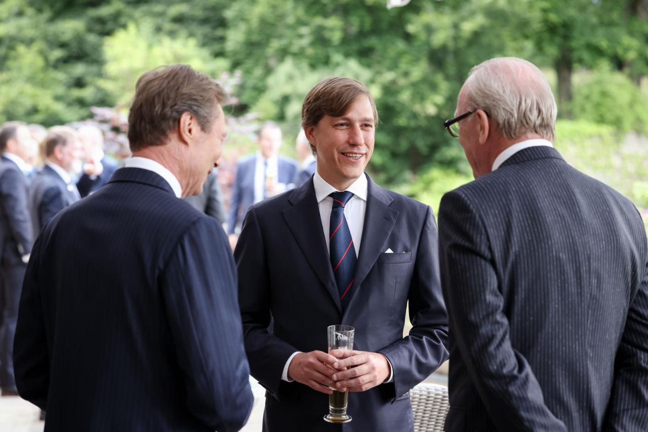 Le Prince Louis et le Grand-Duc échangent avec un invité