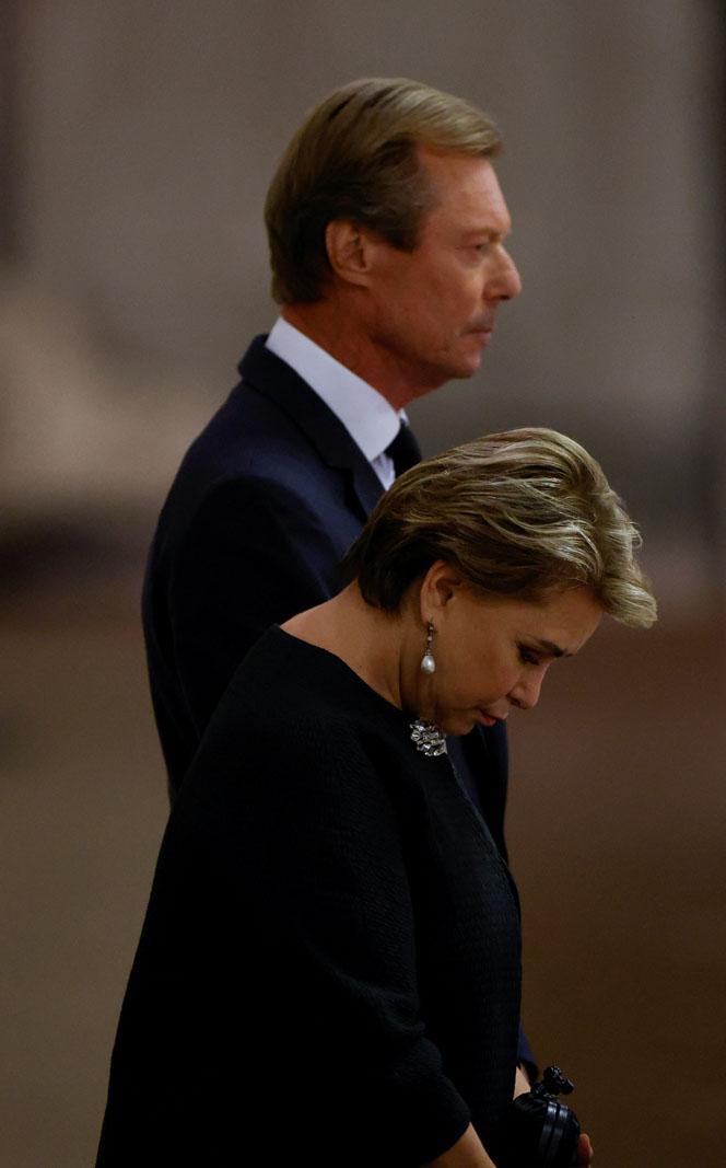 Le Couple grand-ducal lors de la bénédiction du cercueil de la Reine
