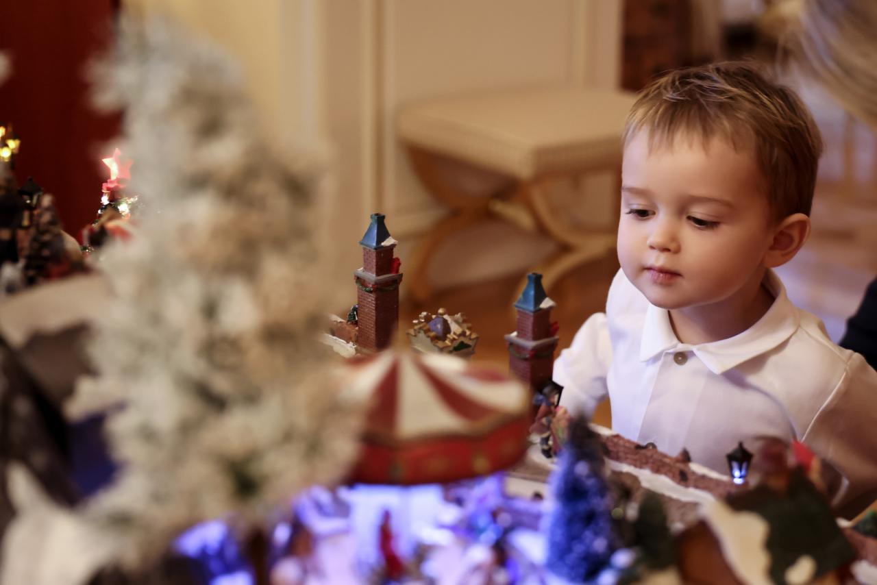Le Prince Charles devant une décoration de Noël miniature