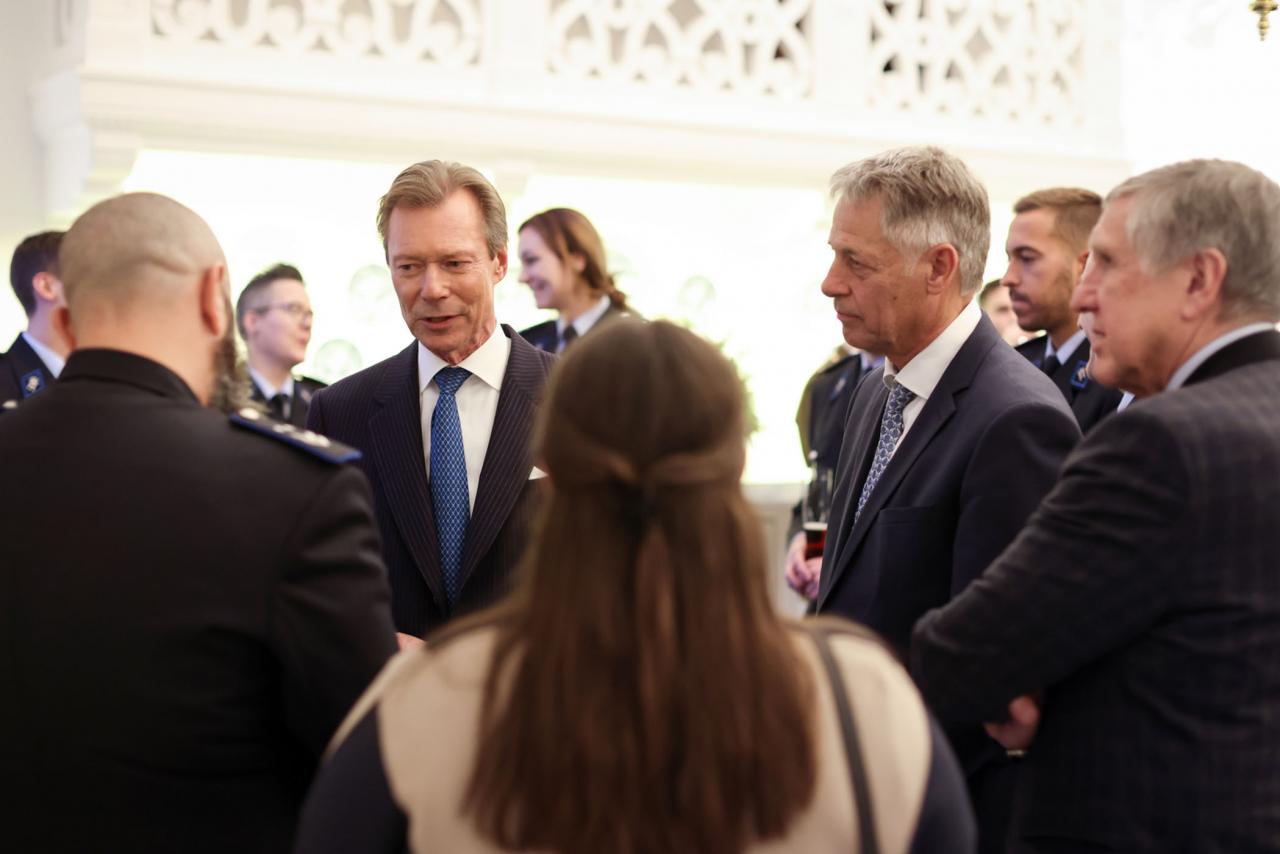 Le Grand-Duc dans un groupe de conversation avec des policiers et les ministres