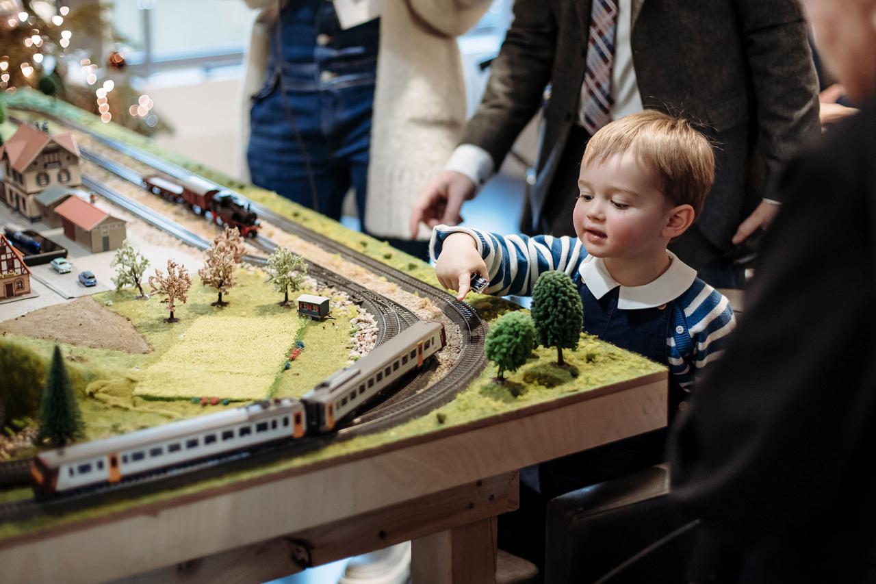 Le Prince Charles observe un train miniature
