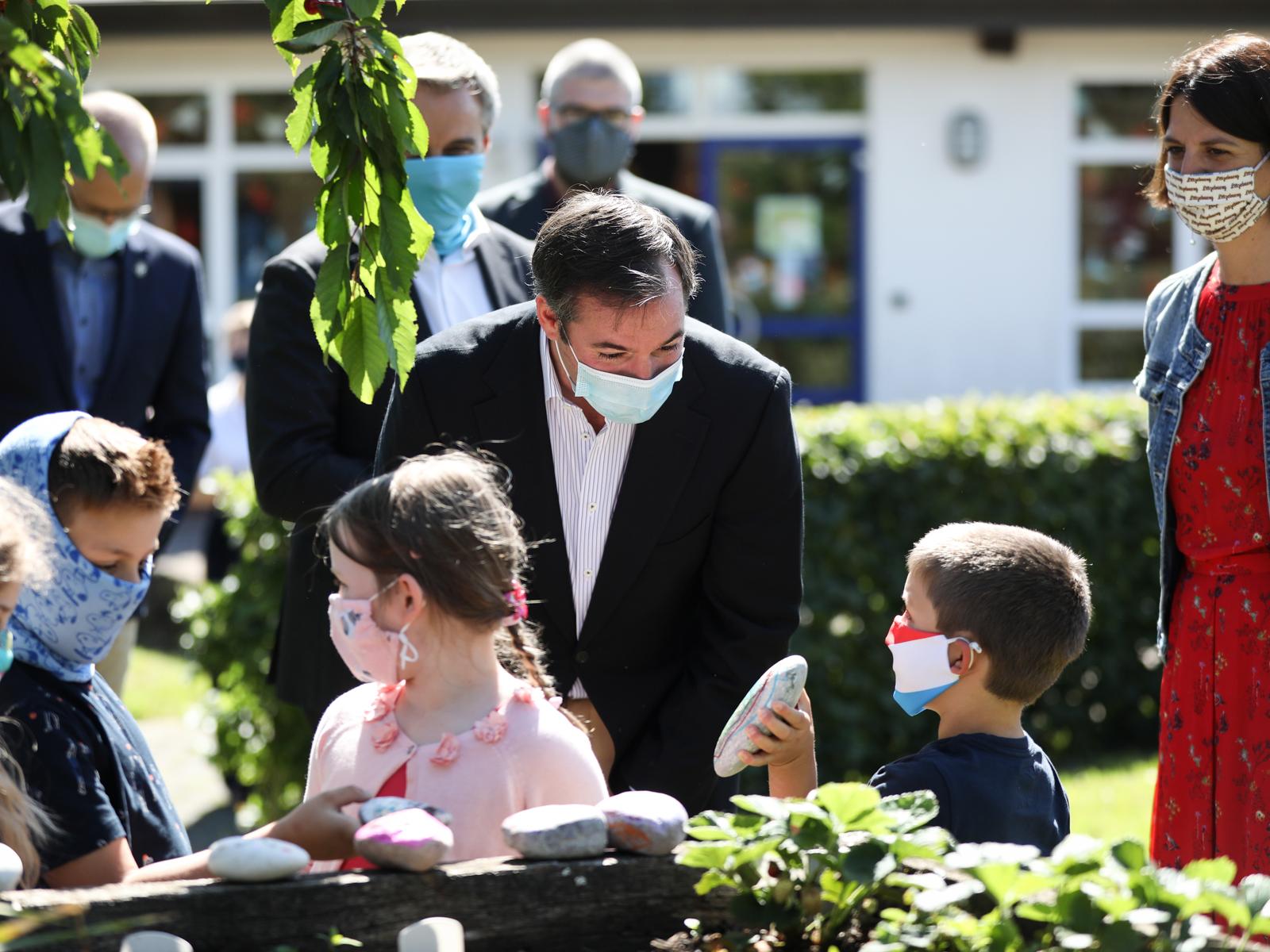 Prinz Guillaume und Schüler der Grundschule in Angelsberg 