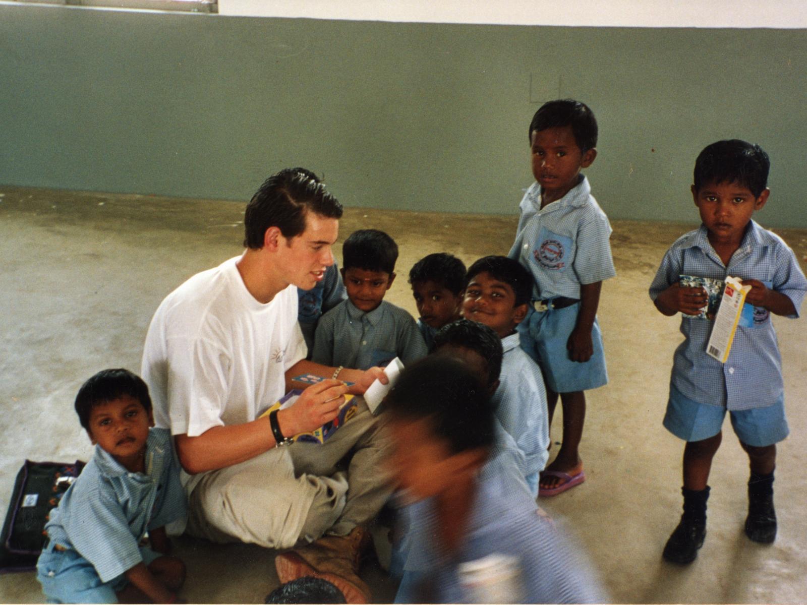 Prinz Félix auf einer humanitären Reise im Jahr 2002