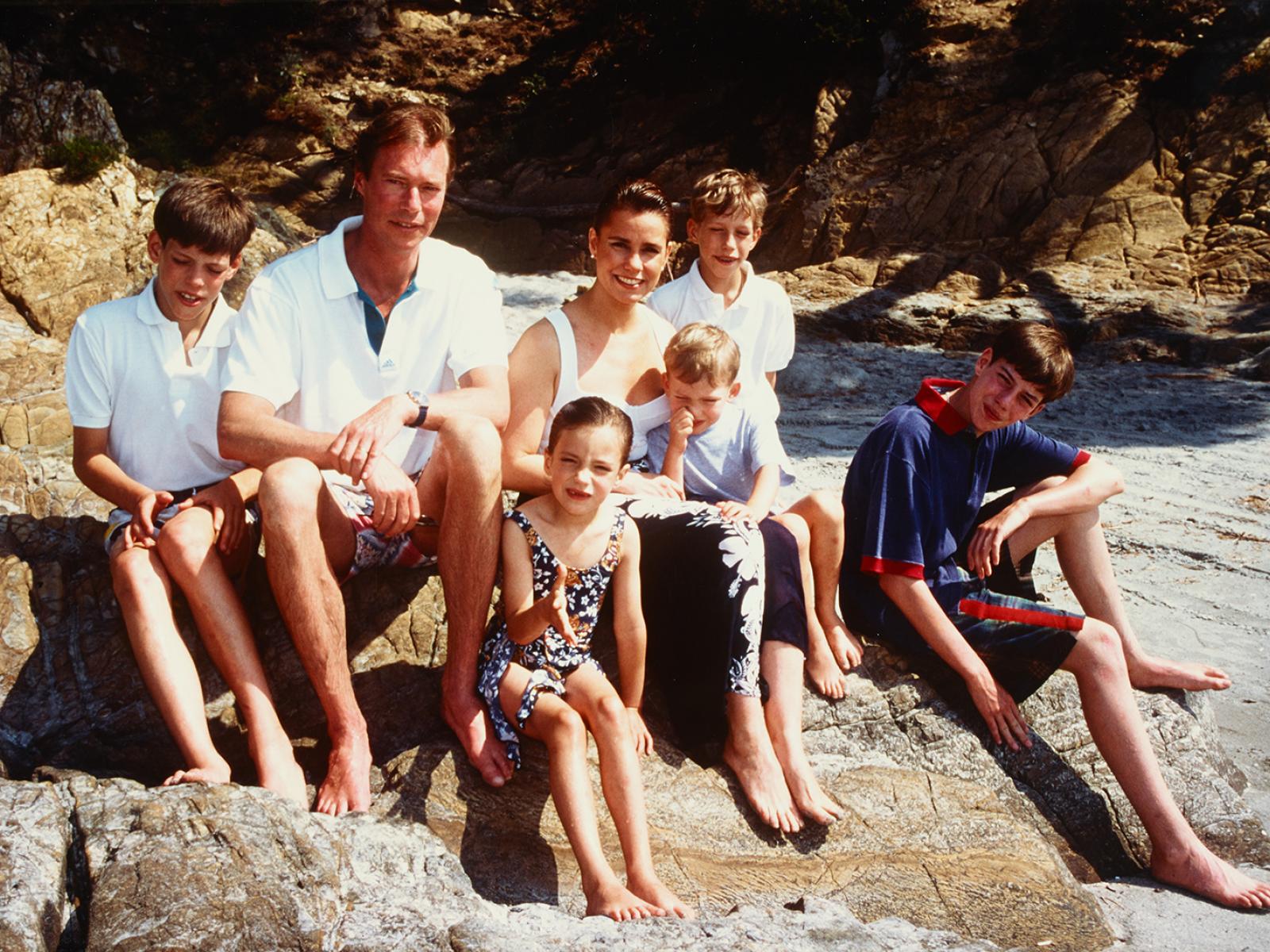 Die großherzogliche Familie sitzt am Wasser