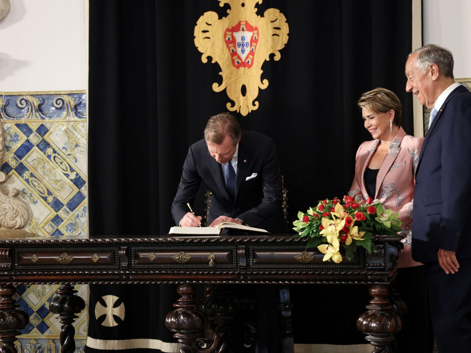 Le Grand-Duc signe un livre d'or