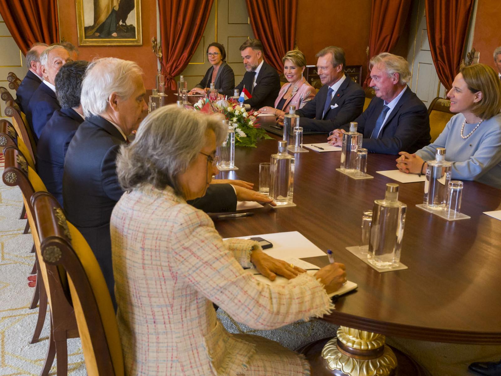 Le Couple grand-ducal et les ministres durant des discussions bilatérales 