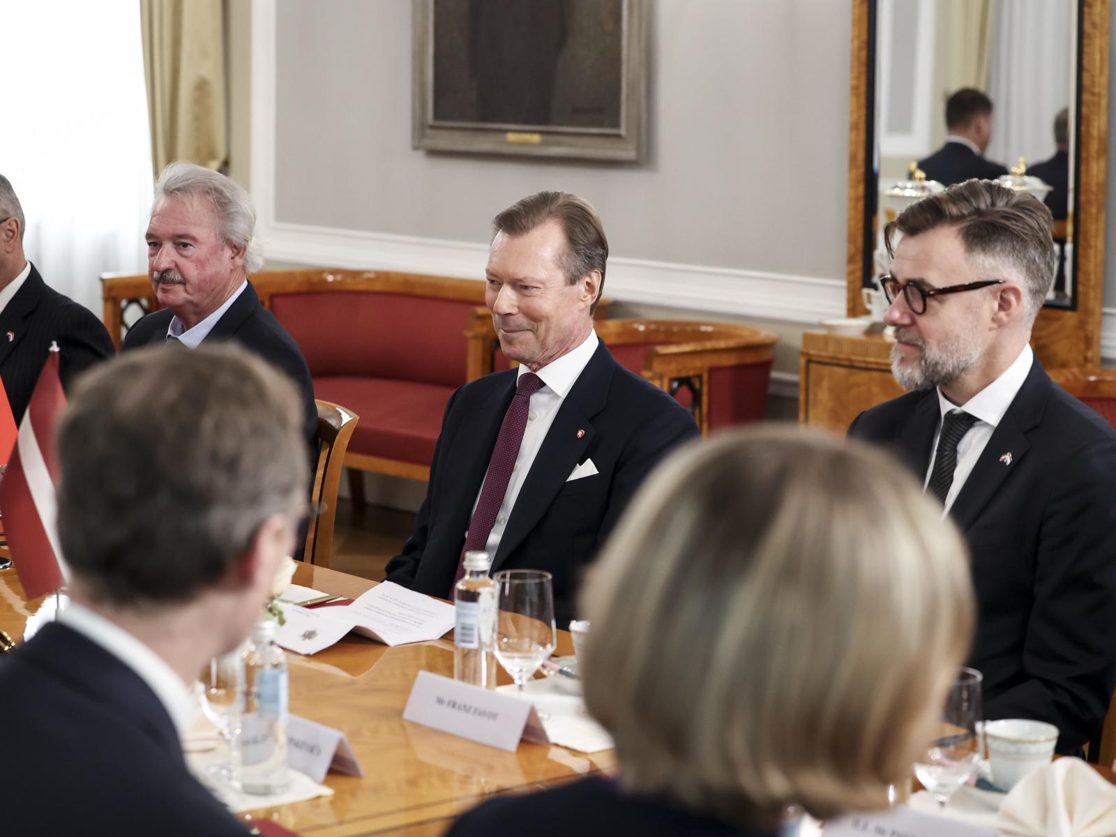 Le Grand-Duc entouré des Ministres lors de la réunion avec le Premier ministre letton