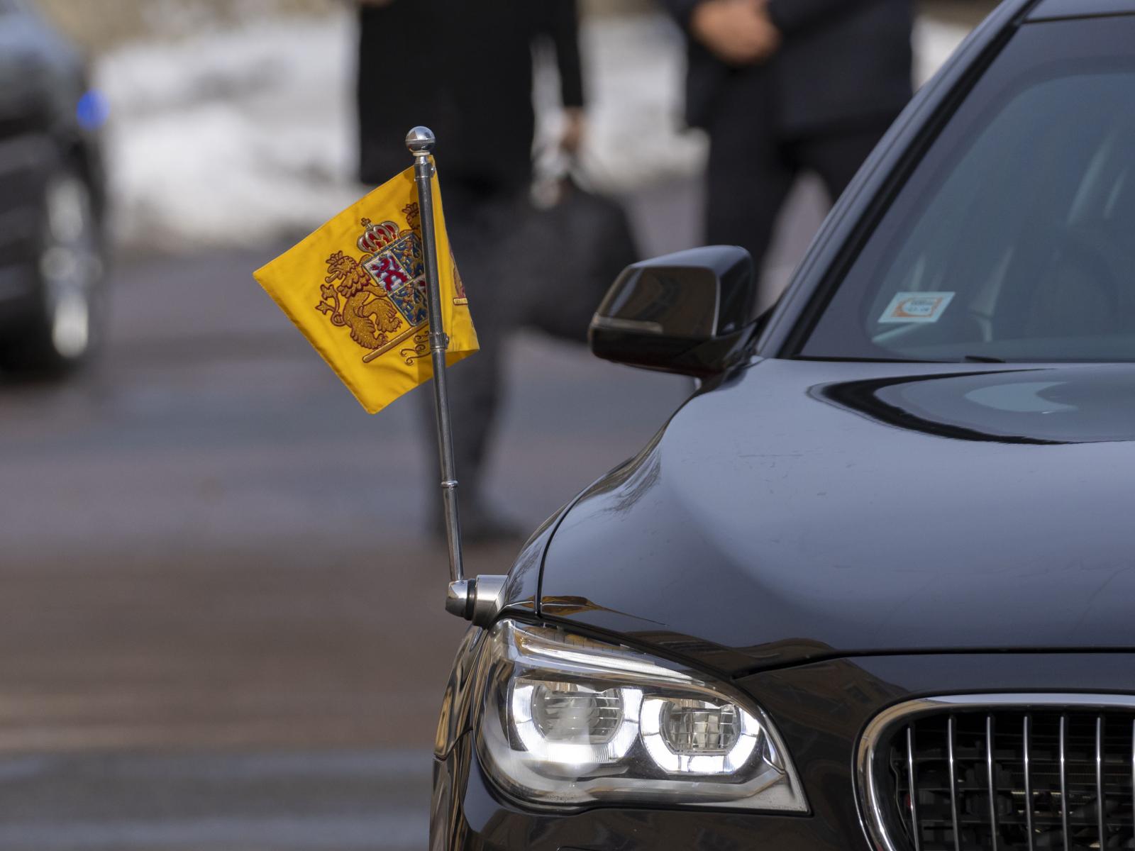 Vue sur le drapeau grand-ducal accroché à un véhicule officiel