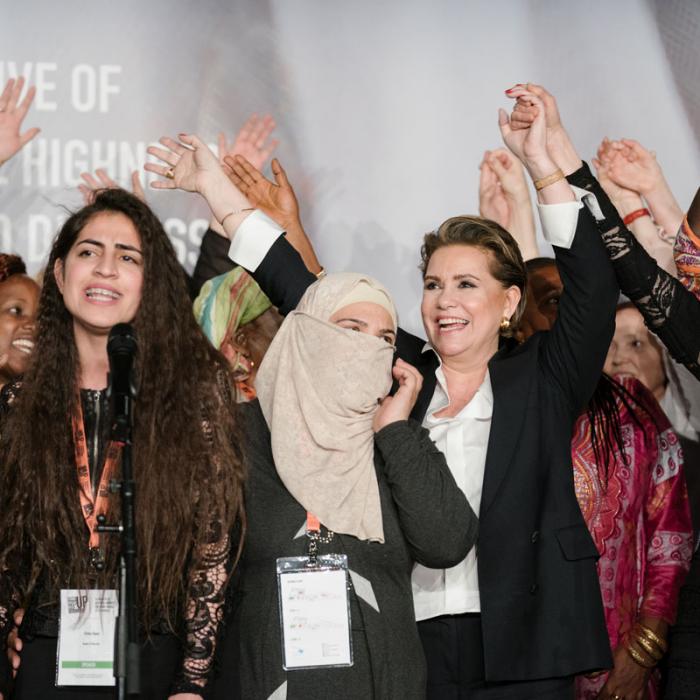 La Grande-Duchesse entourée de survivantes lors du Forum International "Stand Speak Rise Up!"