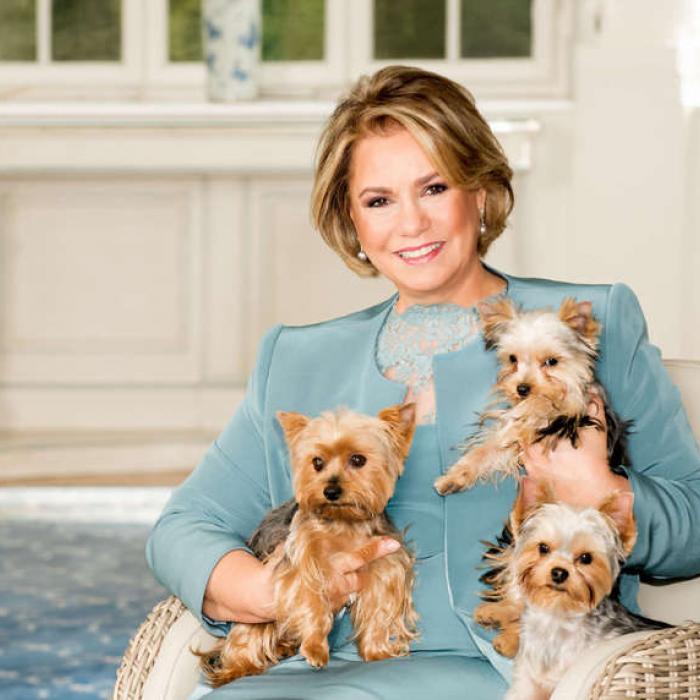 Die Großherzogin mit ihren Hunden auf Schloss Berg