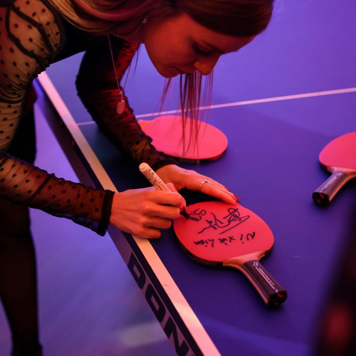 Sarah De Nutte signe une raquette