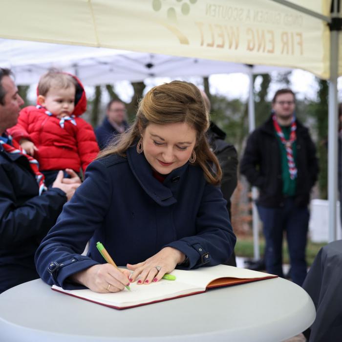 La Princesse Stéphanie signe un livre d'or