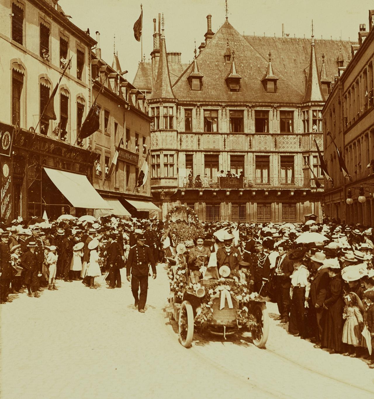 1909 - Défilé populaire devant le Palais grand-ducal