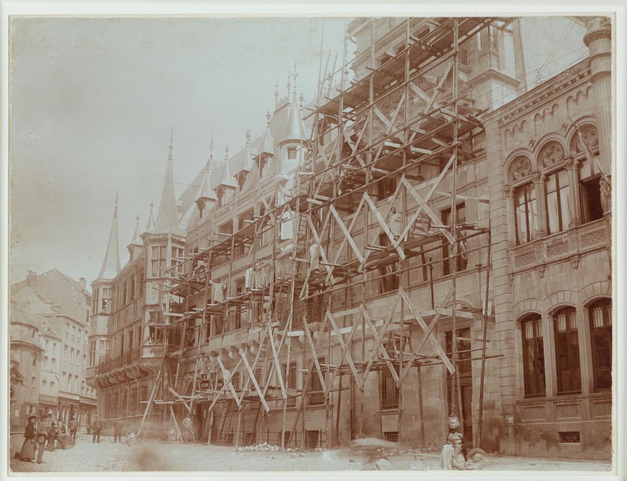 1895 - Échafaudage devant la façade du Palais grand-ducal