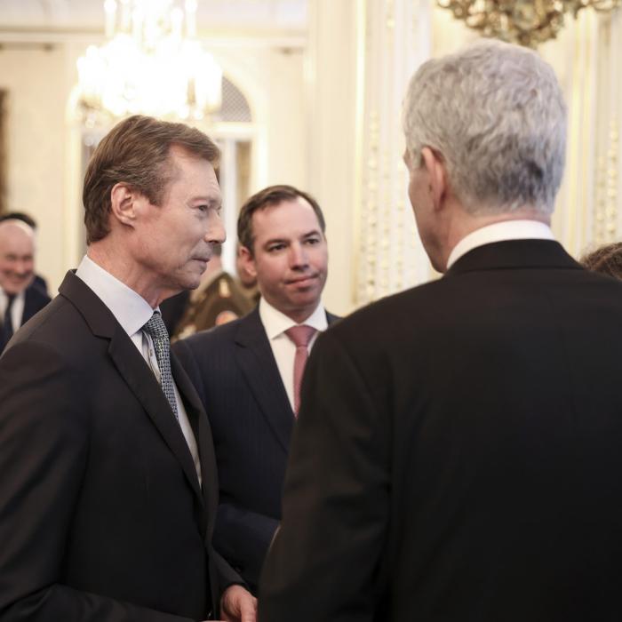 Le Grand-Duc et le Prince Guillaume échangent avec un diplomate