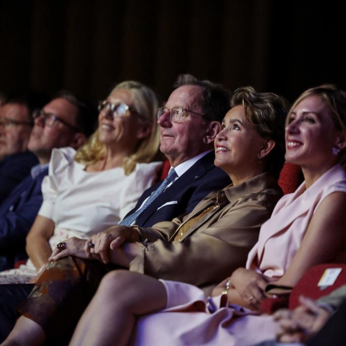 La Grande-Duchesse, assise au milieu du public, sourit pendant la séance académique